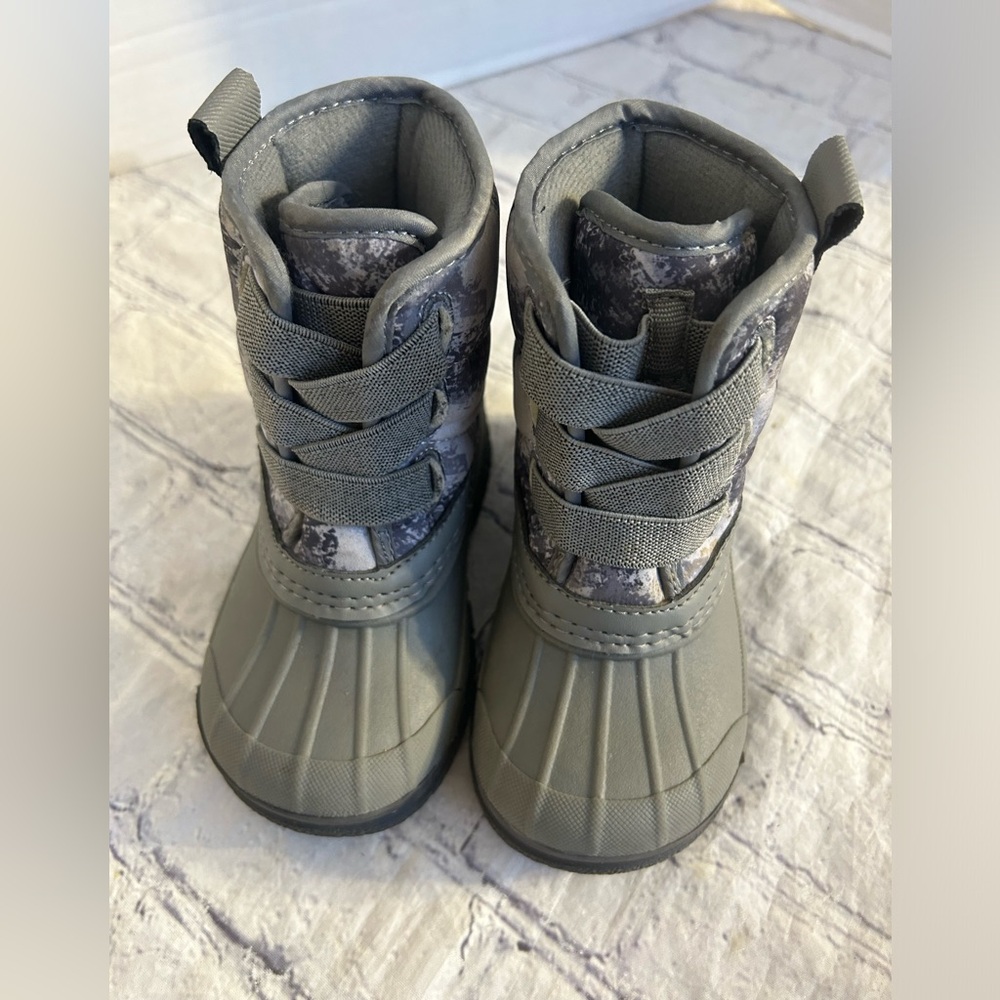 OSHKOSH B’GOSH TODDLER BOYS IVAN GREY CAMO SNOW BOOTS HOOK N LOOP SIZE 5M - Picture 2 of 9